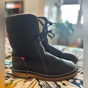 Duck feet Sherpa lined waterproof boots.